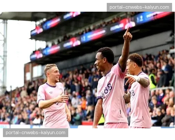 冲突瞬间:诺丁汉森林与伯恩茅斯球员因一次争议铲抢发生大规模推搡。 冲突瞬间:诺丁汉森林与伯恩茅斯球员因一次争议铲抢发生大规模推搡。