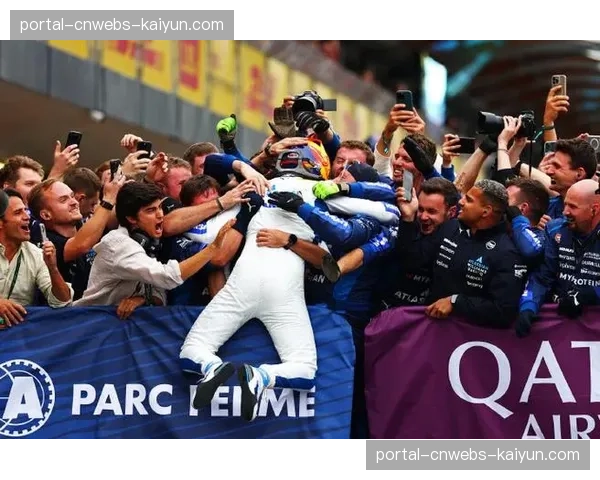 从退赛到领奖台：塞恩斯在墨尔本绝地逆转的背后