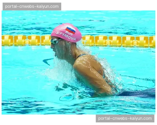 特写：女子200米蛙泳银牌得主，南非选手舍恩马克尔与看台上母亲含泪相望